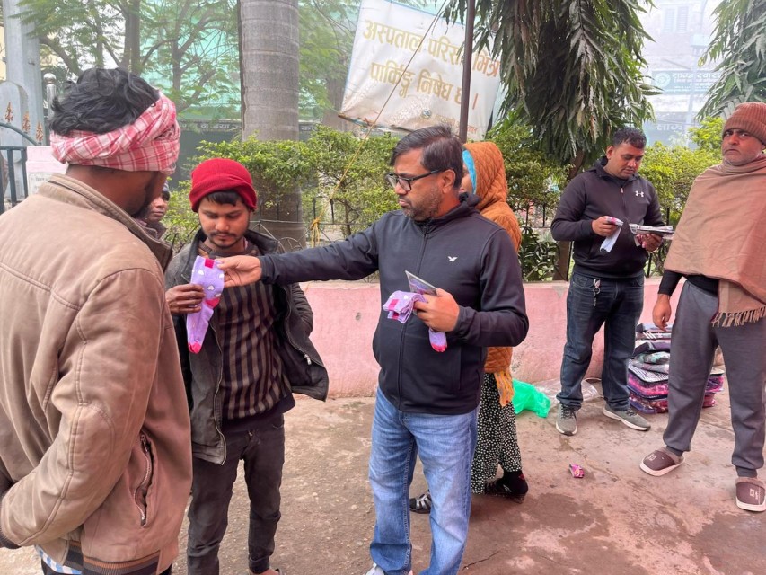 बिरगंज समाज सेवा द्वारा नारायणी अस्पतालमा मोजा र कम्बल बितरण