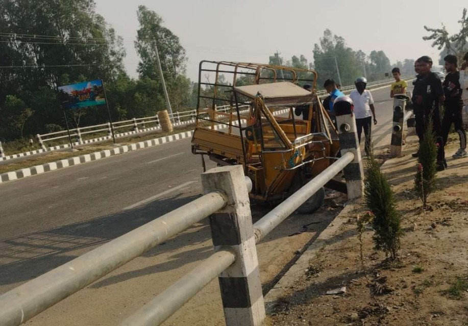 एम्बुलेन्सको ठक्करबाट अटो रिक्सा चालकको मृत्यु, २ जना घाइते