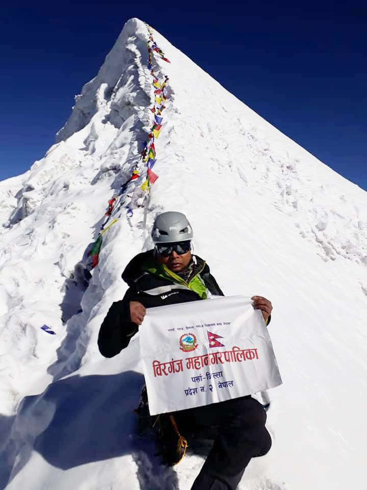 सर्वाेच्च शिखर सगरमाथाको ६ हजार मिटर उचाईमा खड्काले पुगे वीरगञ्ज महानगरपालिकाको झण्डा 