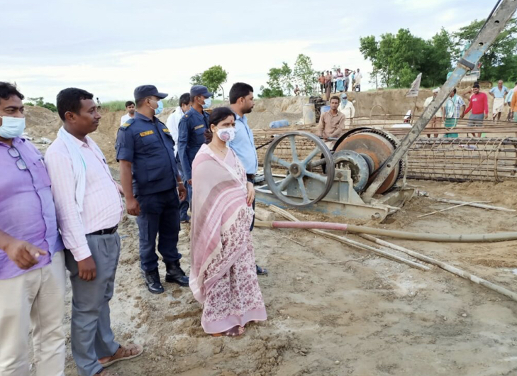 अर्थ राज्यमन्त्री उषा यादवद्वरा पुलको निरीक्षण।