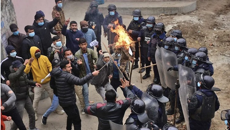 पेट्रोलियम पदार्थको मूल्यवृद्धिको विरुद्ध विद्यार्थीद्वारा प्रधानमन्त्री देउवाको पुत्लादहन|