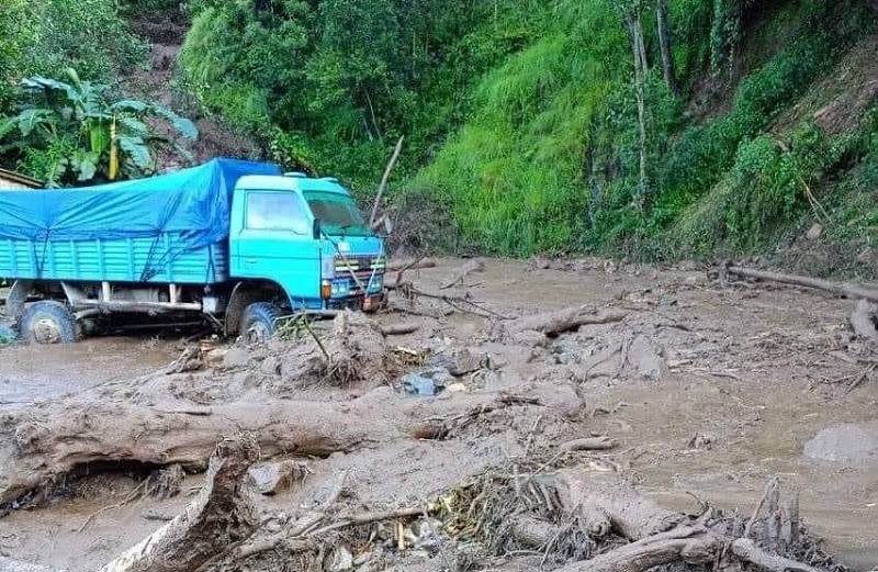 रामेछापको लेखर्कमा पहिरोमा परेर दुई जनाको ज्यान गयो, आठ जना बेपत्ता