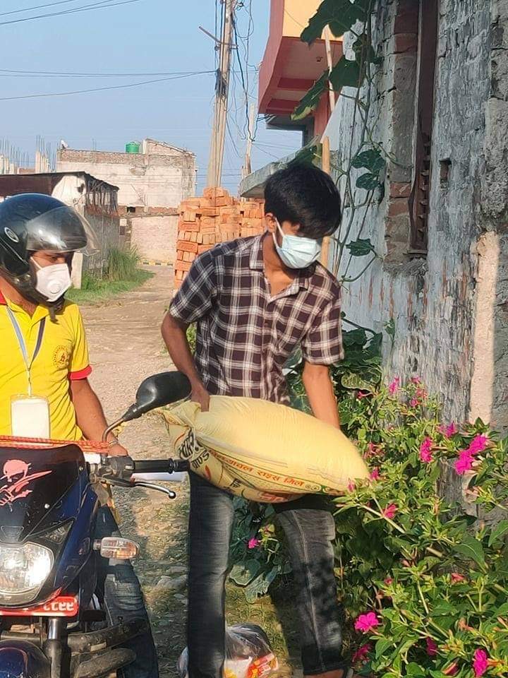 अपन राधेमाई युवा क्लवद्वारा आज बारौ १२  दिन पनि राहत बितरन।