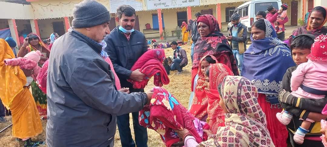 बिन्दबासिनीको राधाकृष्ण चौरसिया माध्यमिक विद्यालयको शिविरमा कम्बल वितरण ।