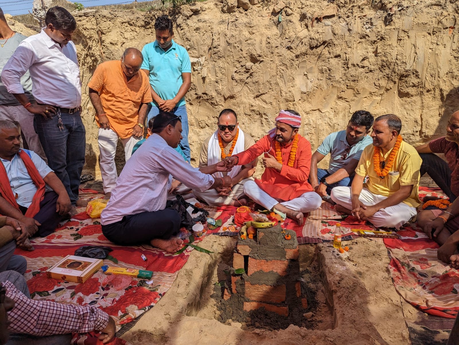 वीरगञ्ज २१ मा वडा कार्यालय निर्माणको काम सुरु, सांसद यादब र मेयर सिंहले गरे शिलान्यास