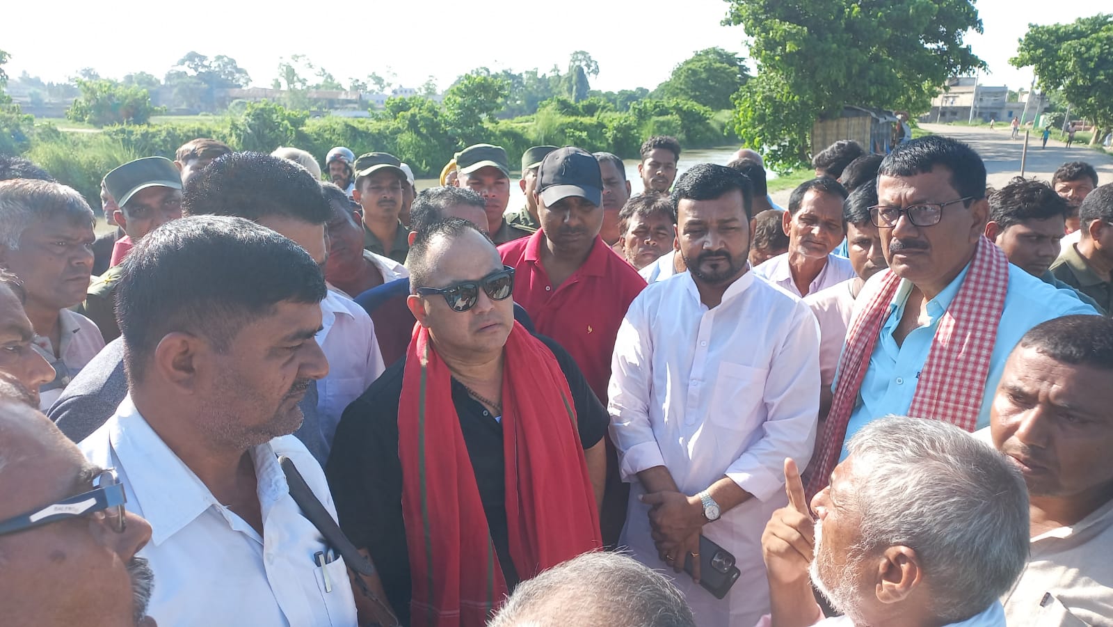 सडक विस्तारका क्रममा भएको विवादित क्षेत्रको सांसद यादब र मेयर सिंहले गरे स्थलगत अवलोकन, सडक विस्तारमा अवरोध नगर्न आग्रह