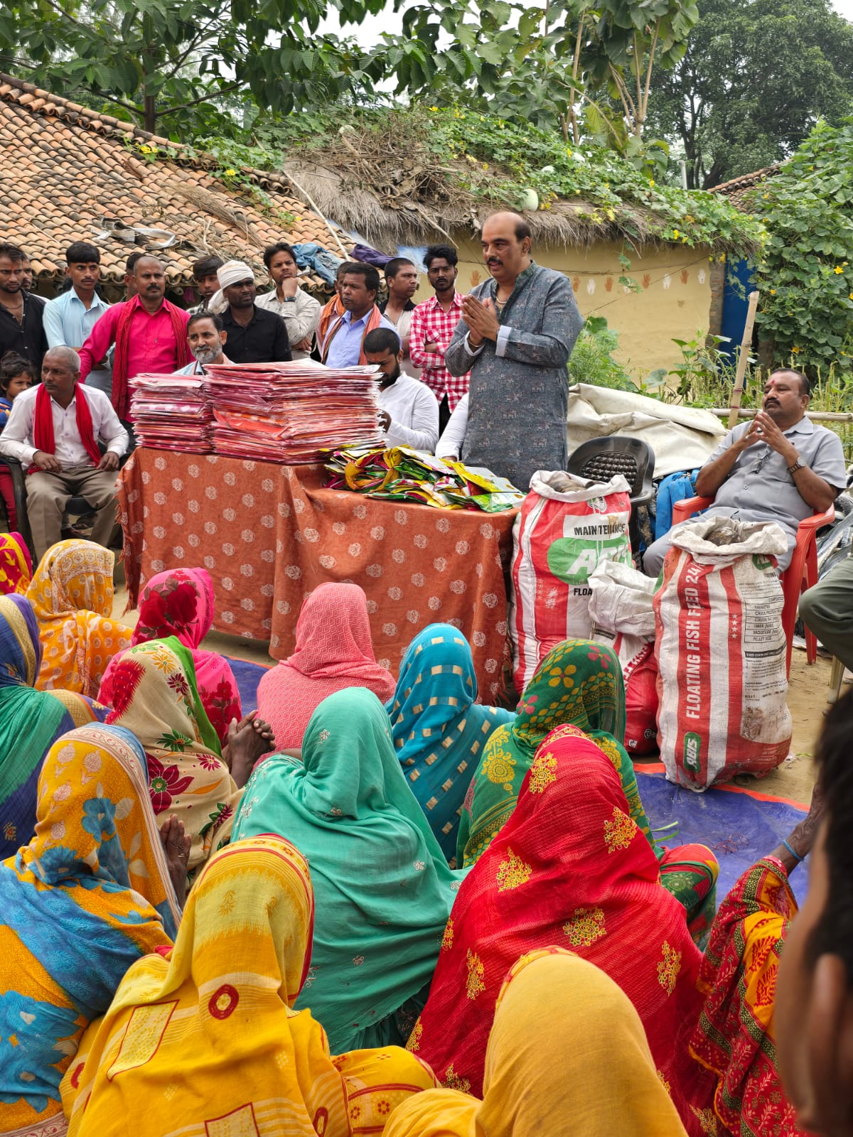 छठ पर्वको अवसरमा समाजसेवी राजेश बरनवाल द्वारा बिन्दवासिनी गापामा साडी एवं पुजा सामाग्री वितरण 