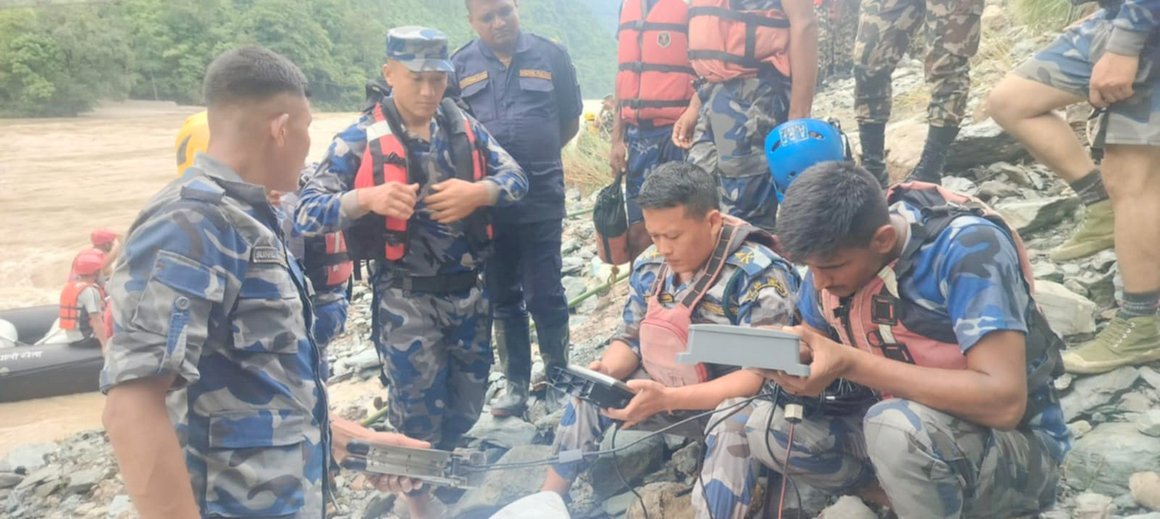 दुई बस खोज्न वाटर ड्रोन र क्यामेरा प्रयोग