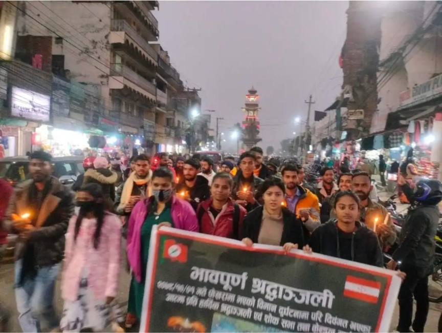 नेपाल विद्यार्थी संघ पर्साको अगुवाईमा विमान दुर्घटनामा परेका मृतकहरुको शोकमा दिपप्रज्वलन