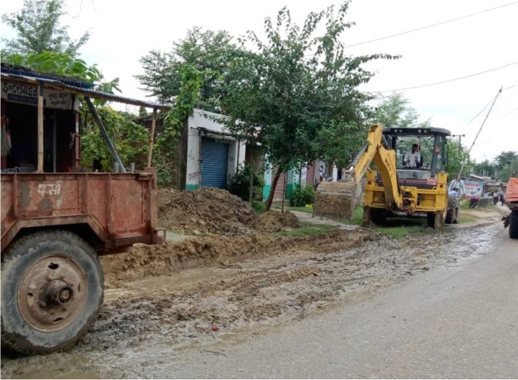 पकहाँमैनपुर गाउँपालिकाले  अतिक्रमित संरचना हटाउँदै ।