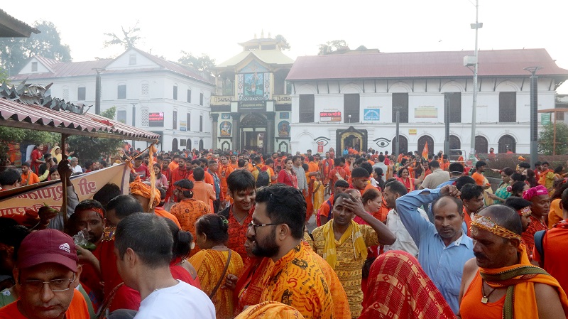 आज साउनको तेस्रो सोमबार देशभरका शिवालयहरुमा दर्शनार्थीको घुइँचो