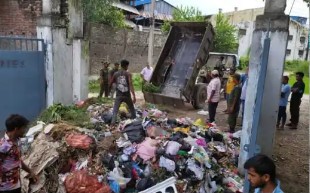 सिर्सिया नदी प्रदुषित गर्ने तीन वटा उद्योगको गेटभित्रै महानगरले फालिदियो कचरा