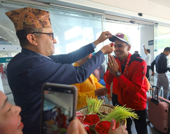 श्रीलंकाबाट फर्किएका खेलाडीलाई विमानस्थलमा टीका र जमराले स्वागत