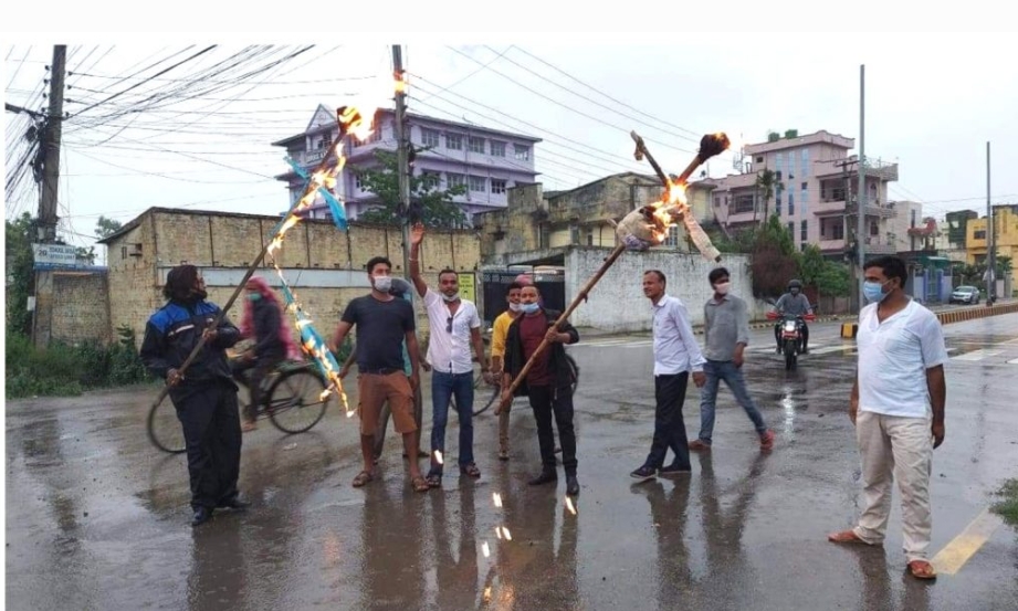 वीरगंजमा संयुक्त विद्यार्थी संगठनले राष्ट्रपति र प्रधानमन्त्रीको पुत्ला जलाए।