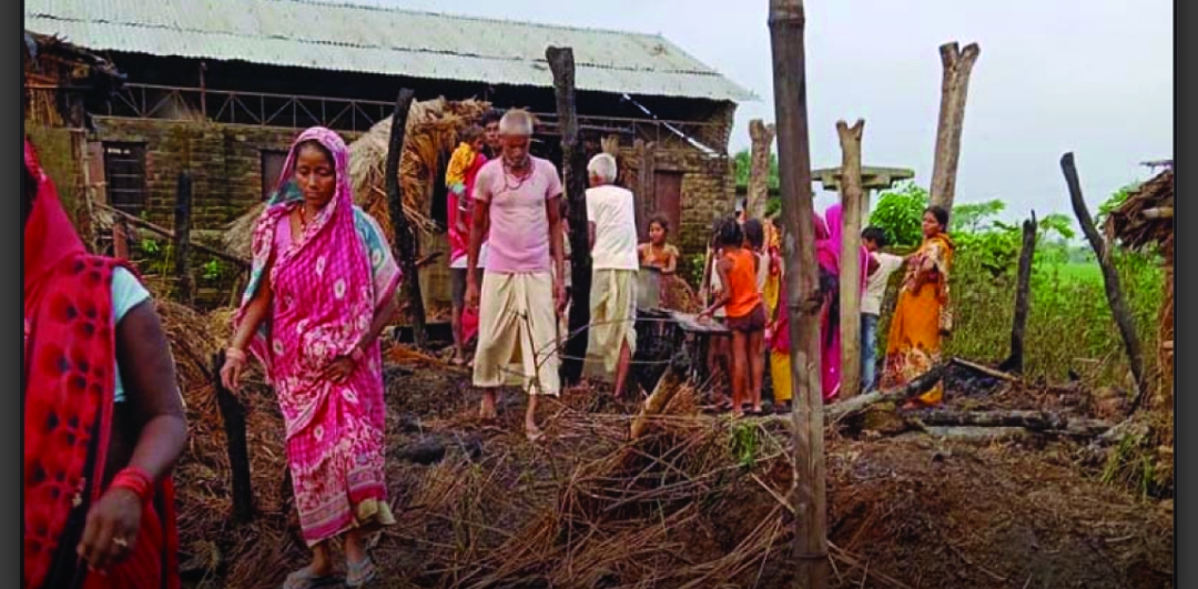 पर्साको जगरनाथपुरमा आगलागी हुँदा ६ वटा घर जलेर नष्ट।