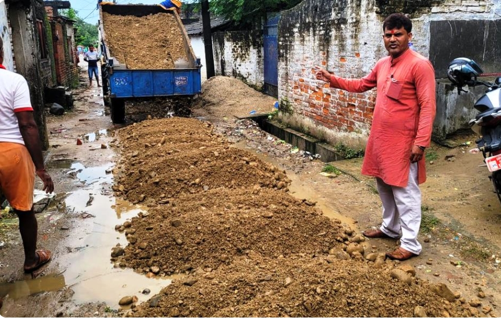 गाउँपालिकाले ध्यान नदिएमा एमालेका युवा नेता गुप्ताले व्यक्तिगत खर्चबाट गराए बाटो मर्मत।