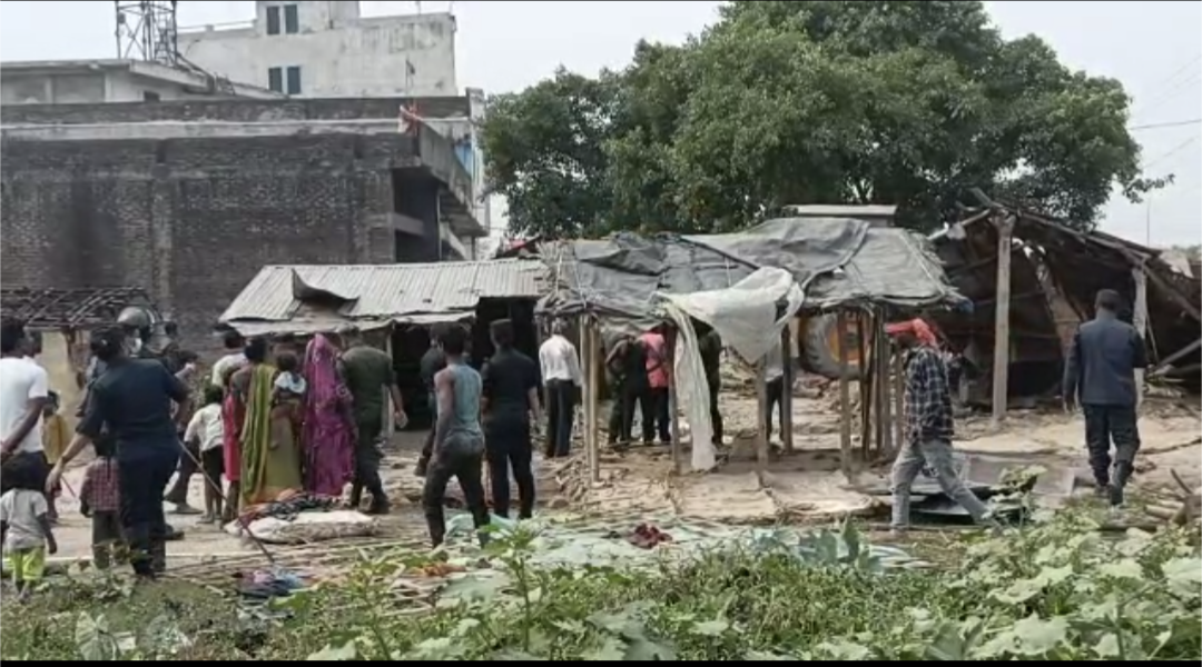 ड्राइपोर्टमा चल्यो महानगरको डोजर, सार्वजनिक जग्गा अतिक्रमण गरी बनाइएका ४ वटा पक्कि भवनसहित १७ घर टहरा हटाइयो 