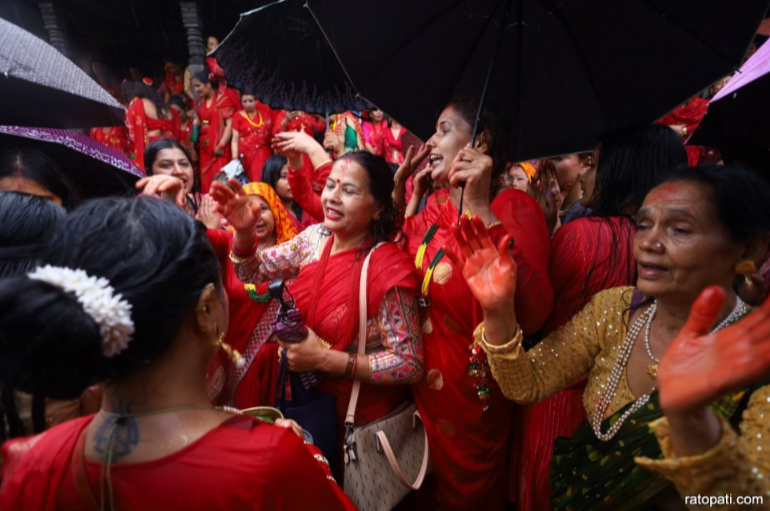 पशुपतिमा  व्रतालुहरूको नाचगान सुरू