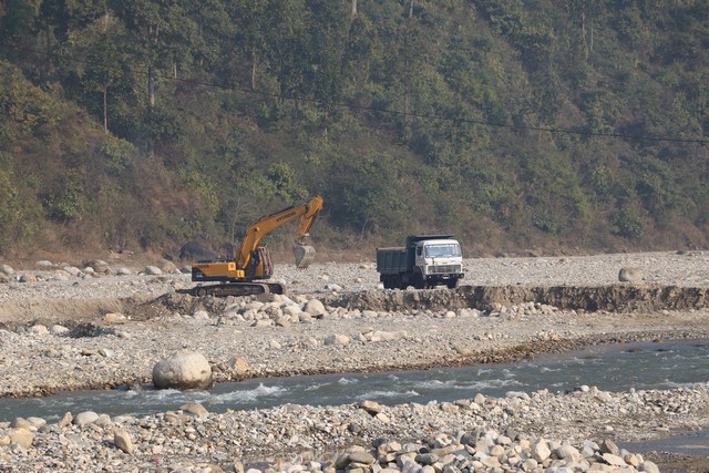 पर्साको ग्रामीण क्षेत्रमा रहेका खोलाबाट कर्मचारीहरुको मिलोमतो अबैध रुपमा नदिजन्य पदार्थको उत्खनन्।