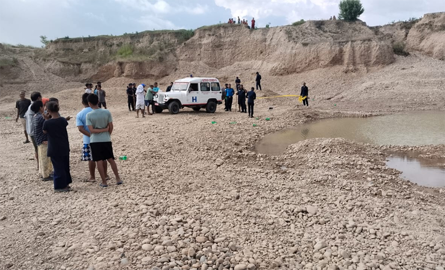 महोत्तरीमा बालुवा झिकेको खाल्डोमा जमेको पानीमा डुबेर एक बालकको मृत्यु