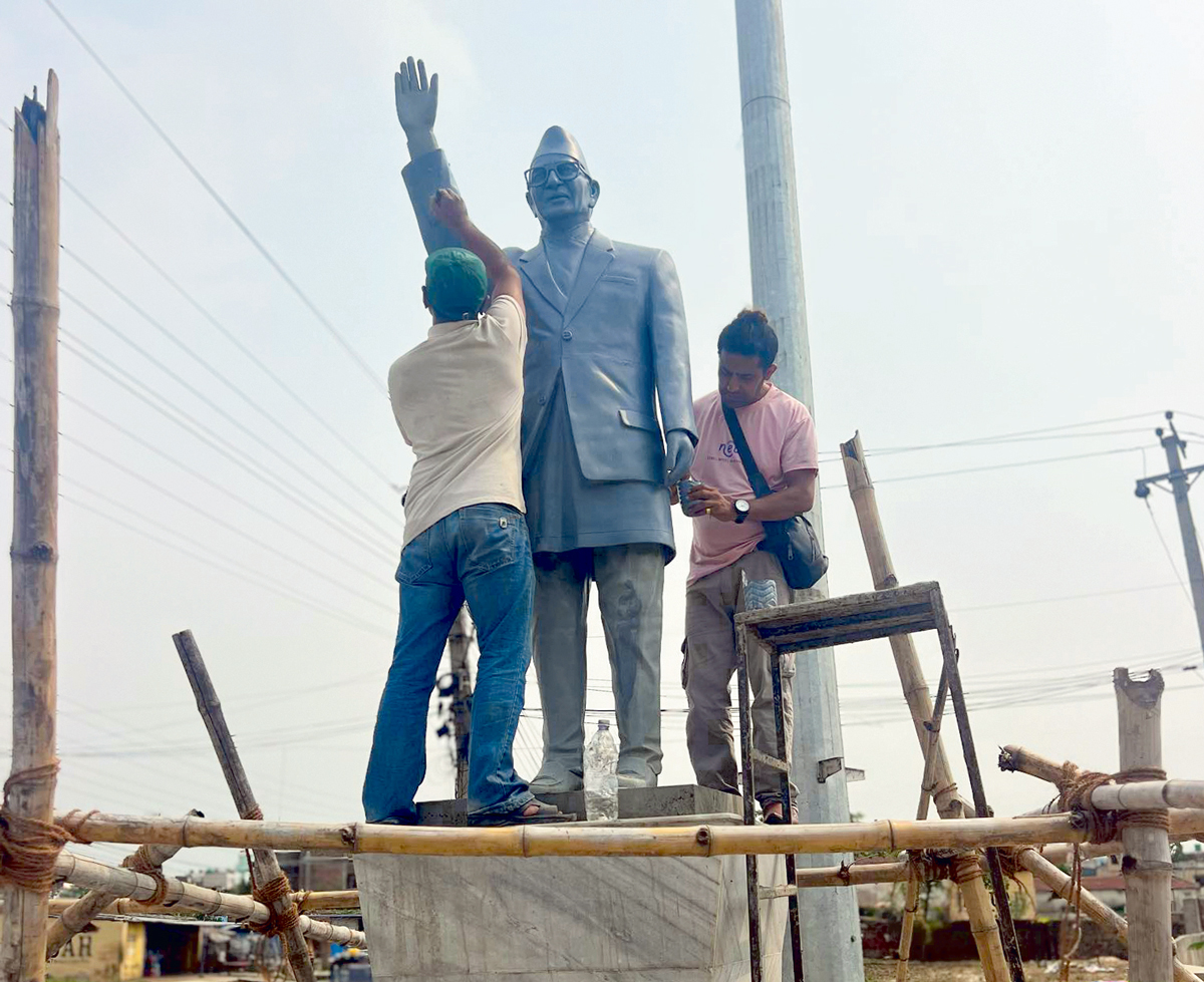 मधेस आन्दोलनमा तोडफोड गरेर भत्काएका पूर्वप्रधानमन्त्री स्व.गिरिजाप्रसाद कोइरालाको शालीक फेरि नयाँ बनाएर स्थापना