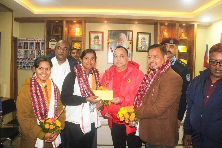 नेपाललाई विश्वकपमा पुर्‍याउन सफल कप्तान पूजालाई वीरगञ्जका मेयर सिंहले गरे सम्मानित