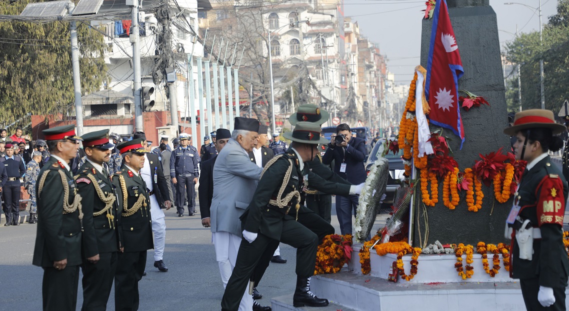 सिंहदरबार पुगेर राष्ट्रपति पौडेलले पृथ्वीनारायण शाहको सालिकमा लगाइदिए माला