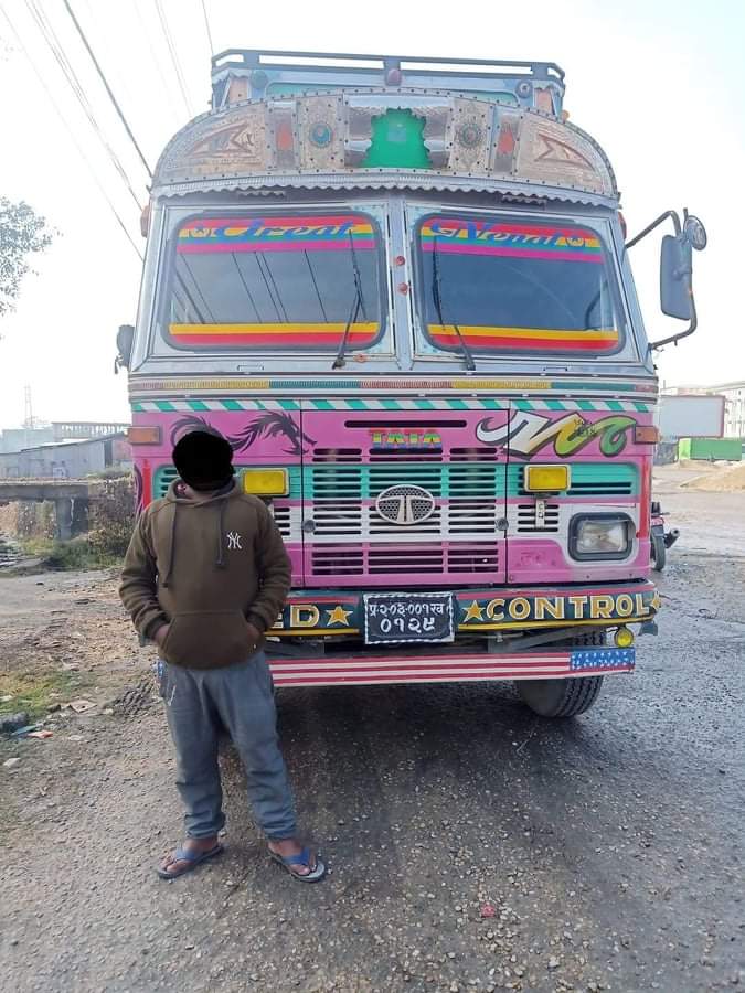 भन्सार छलि गरी ल्याइएको खुद्रा समान तथा औषधि सहित ट्रक पक्राउ।