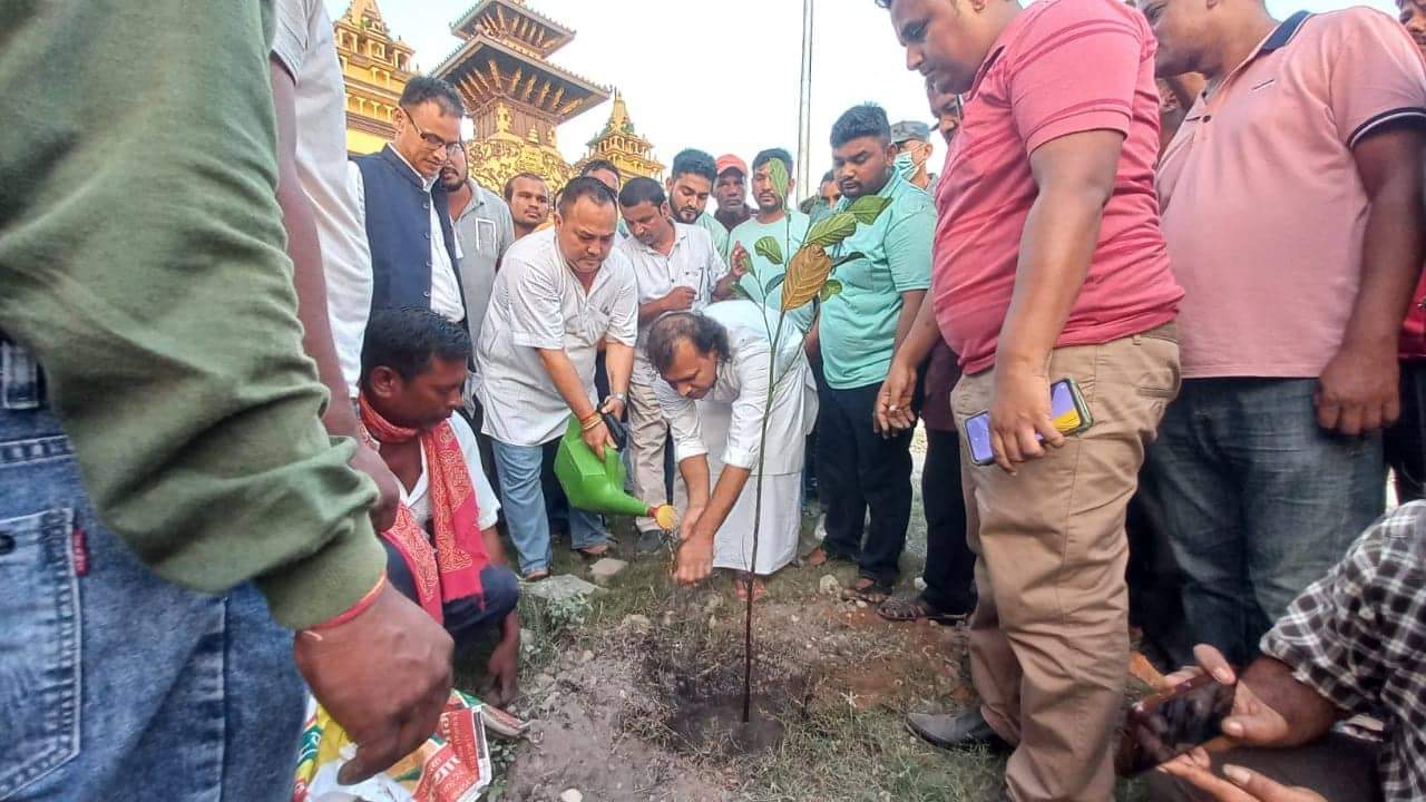 वीरगञ्जलाई हरित सहर बनाउन मेयर सिंहले सुरु गरे बृक्षारोपण अभियान