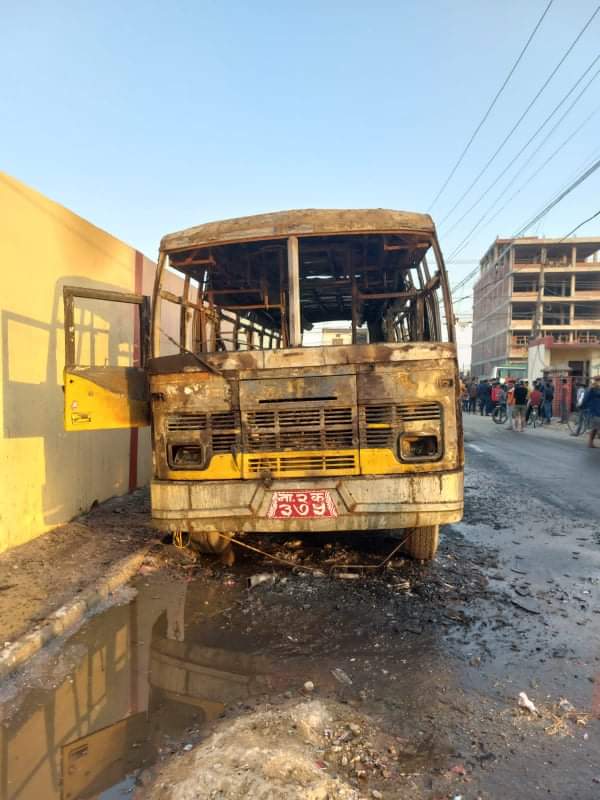 स्कुल बसमा आगलागी भएको घटनामा प्रहरीको जाचबुझ फितलो -बस धनीको गुनासो