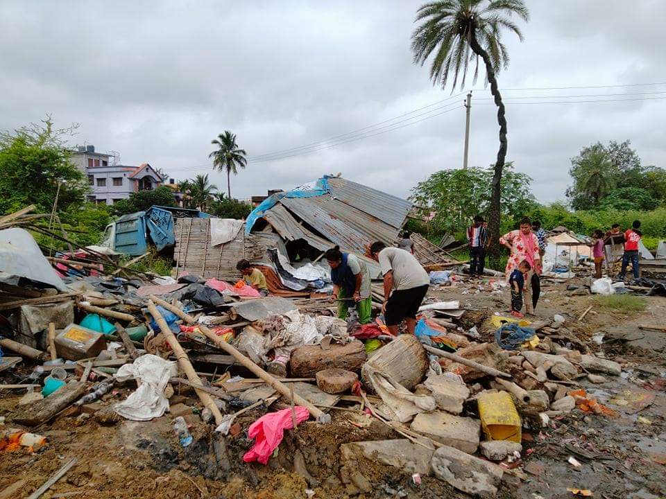 बिपी उद्यानको जग्गामा रहेको बस्ती महानगरपालिकाले खाली गराउँदै।