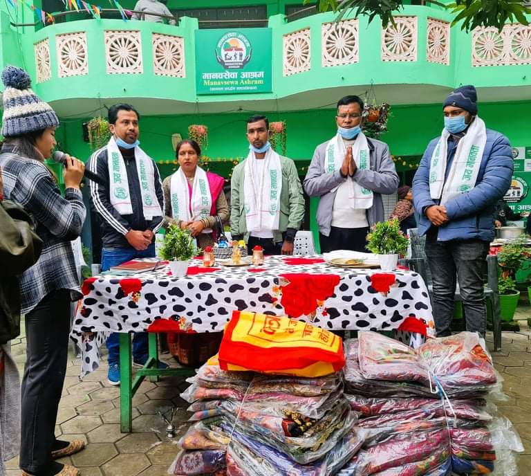 छोराको जन्मदिनको अवसरमा मानव सेवा आश्रमलाई न्यानो कपडा सहयोग।