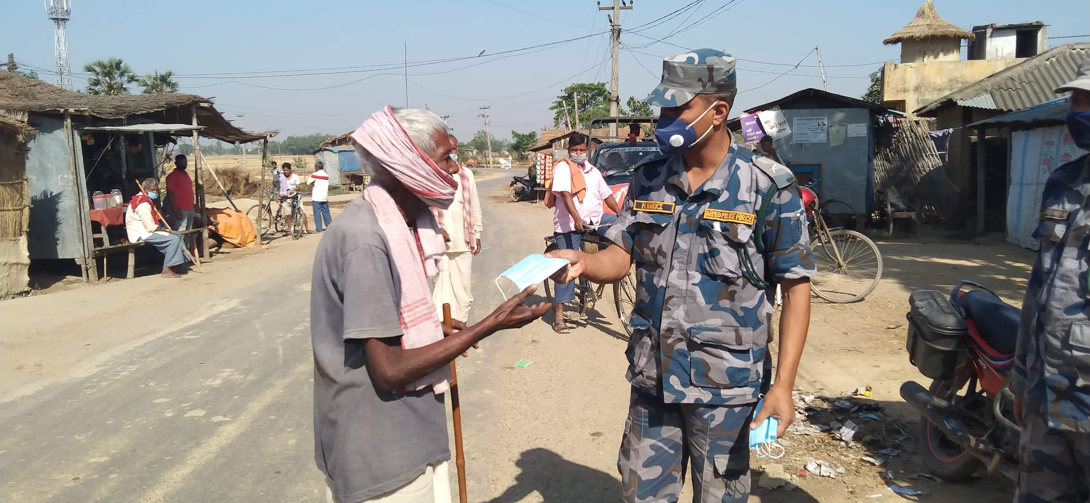 बि.ओ.पी. अमरपट्टीद्वारा झौव र अमरपट्टीमा निशुल्क माक्स वितरण।