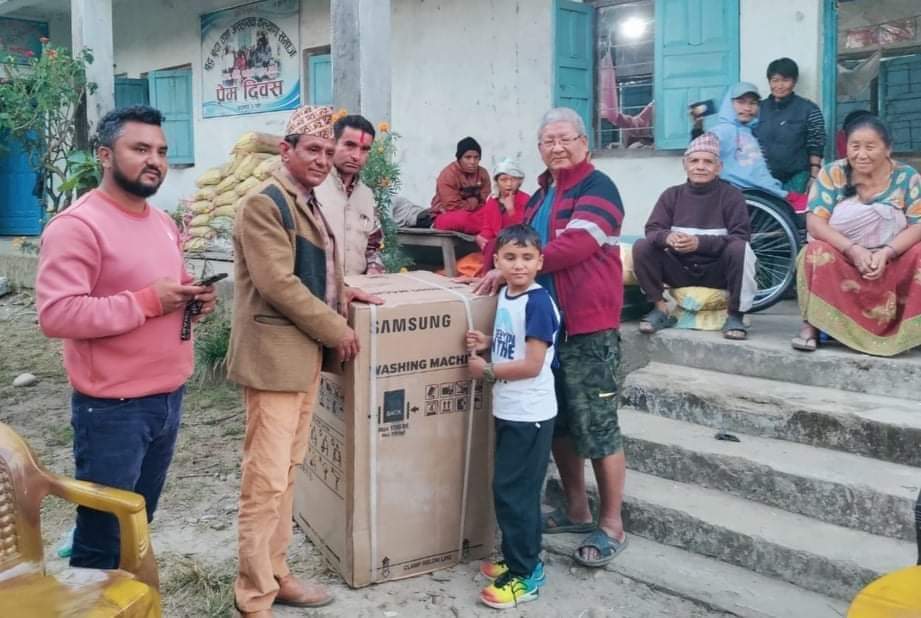 ठोरीको वृद्ध आश्रममा कपडा धुने मनिष सहित खाद्यान्न समाग्री सहयोग।