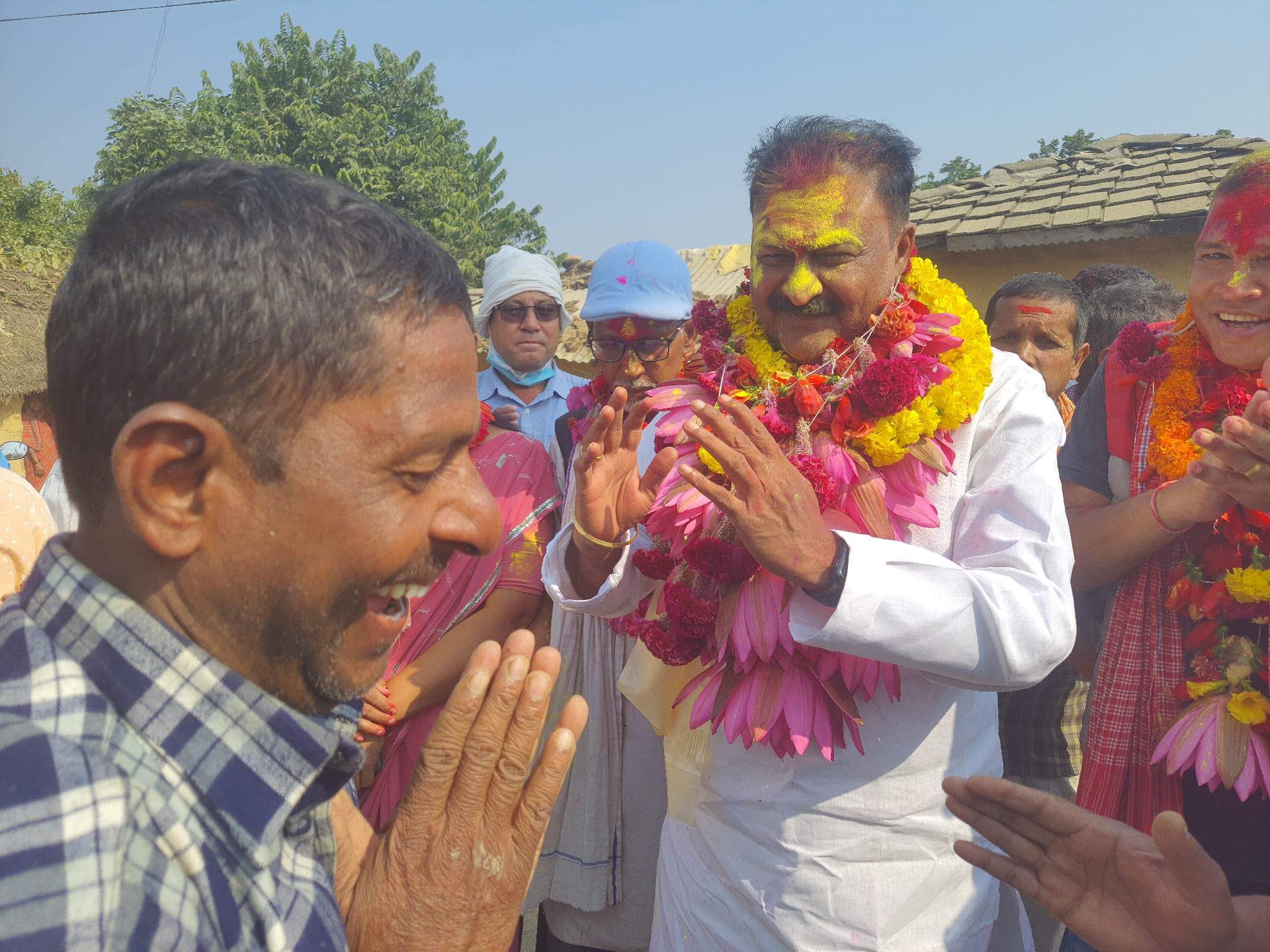 विजयी भएका गुप्तालाई स्थानीयहरुले गरे फुलको माला लगाई स्वागत ।