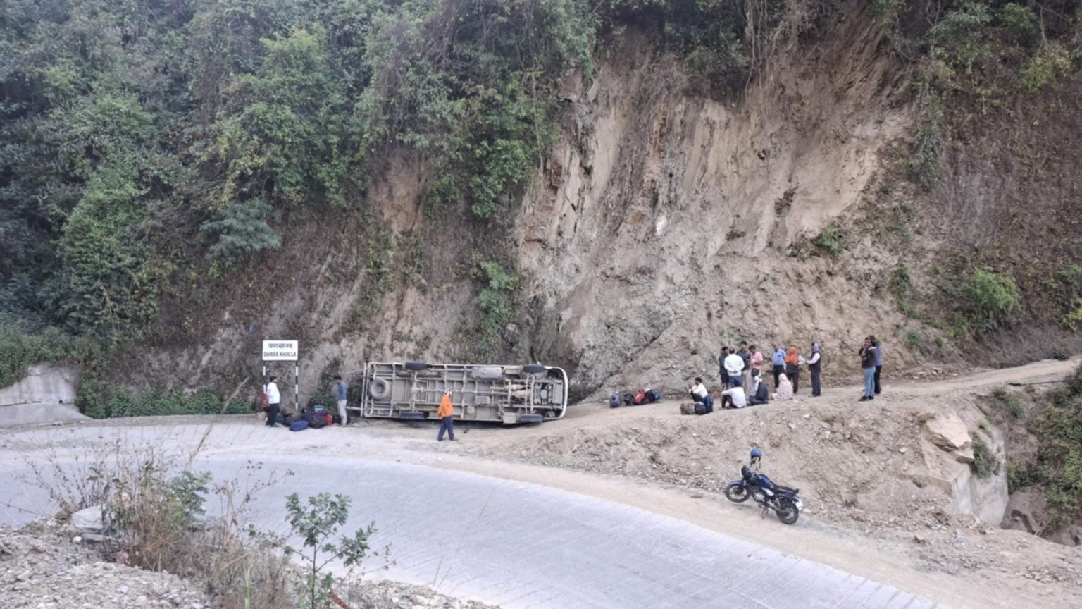 ब्रेक फेल हुँदा सिस्नेरीमा भारतीय नम्बरको गाडी दुर्घटना