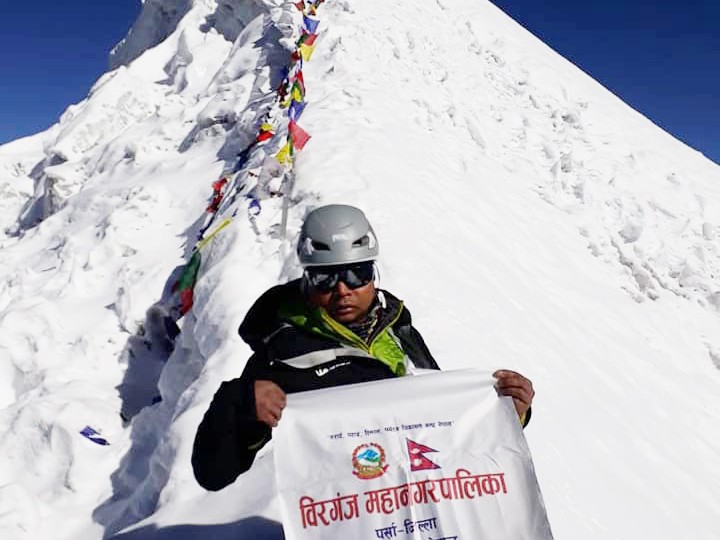 सर्वाेच्च शिखर सगरमाथाको ६ हजार मिटर उचाईमा खड्काले पुगे वीरगञ्ज महानगरपालिकाको झण्डा 