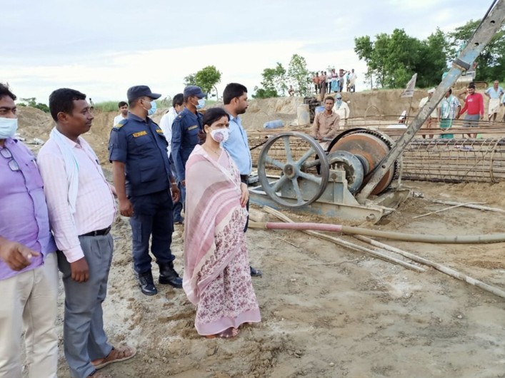 अर्थ राज्यमन्त्री उषा यादवद्वरा पुलको निरीक्षण।