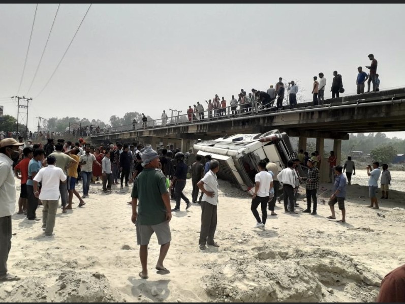 वीरगञ्जबाट जनकपुरधाम आउँदै गरेको बस दुर्घटनामा परेर मृत्यु भएकामध्ये दुईको सनाखत (घाइतेको नामसहित)