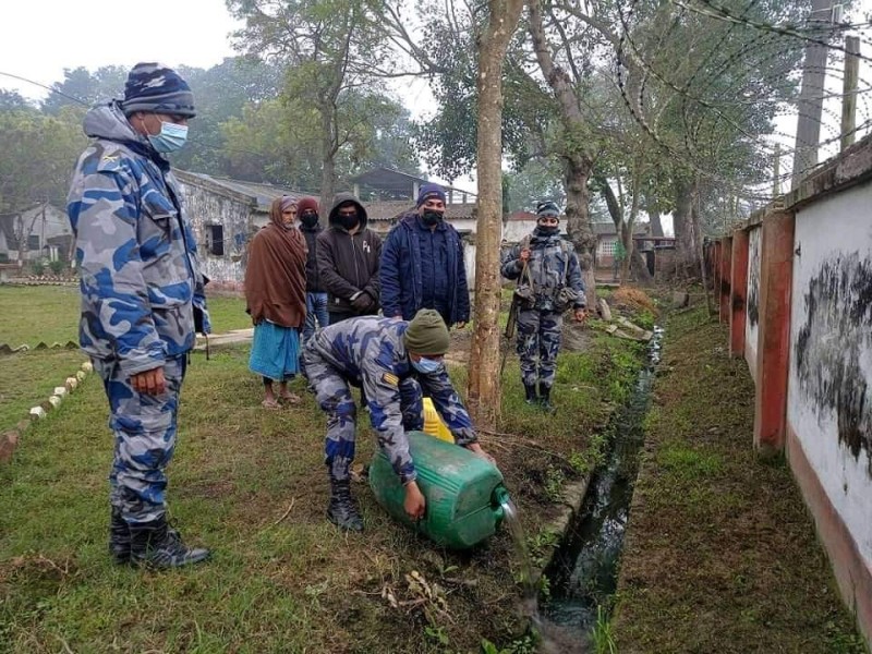 सशस्त्र प्रहरी बल भिखमपुरद्वारा अवैध रूपले उत्पादन गरिएका १०० लिटर घरेलु मदिरा बरामद|