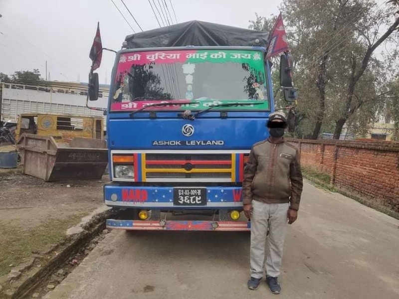 भन्सार छली ल्याएको सामान सहित छपकैयाका रौफ आलम पक्राउ ।