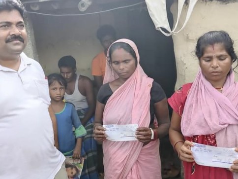 सखुवाप्रसौनी गापामा चट्याङबाट मृत्यु भएकाको परिवारलाई आर्थिक सहयोग