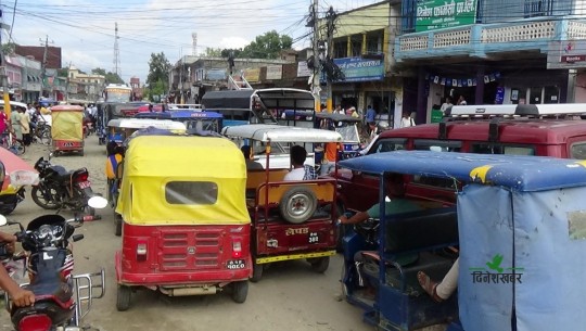 पर्सा ट्राफिक प्रहरी कमिशनमा लिप्त , अव्यवस्थित अटोका कारण घन्टाघर अस्तव्यस्त