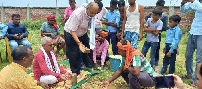 विन्दवासिनीका अध्यक्ष तिवारीद्वारा झौवागुठी माविमा दुई कोठे भवनको शिलान्यास ।