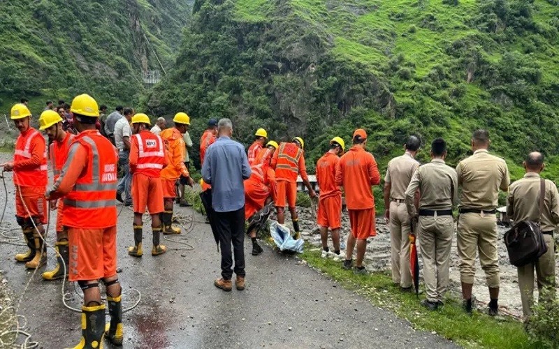 भारतको हिमाचल प्रदेशमा अति ठूलो वर्षा हुँदा ५० जनाभन्दा धेरै बेपत्ता