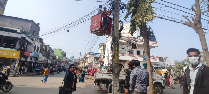 महानगरले हटायो घण्टाघर चोकमा गुजुल्टिएका तार  