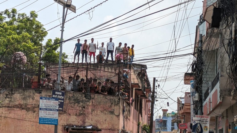 विरगंजको बालगृहको  अवस्था अहिले पनि तनावग्रस्त : बाल कैदीहरु बाहिर निस्केर ढुङ्गा मुढा गर्दै ।