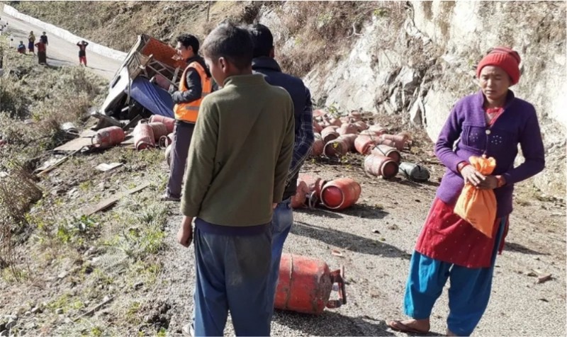 दुर्घटनामा चालकसहित तीन जनाको ज्यान गयो