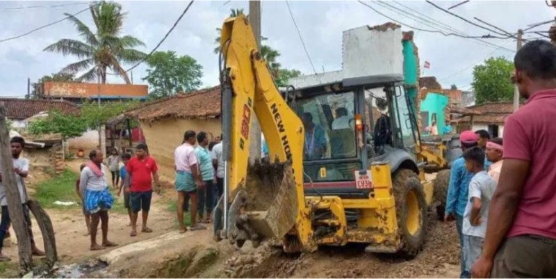 बिन्दबासिनी गाउँपालिकाले सडक छेउमा पर्ने संरचना हटाउँदै