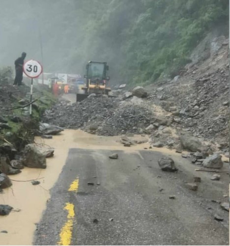 पहिरोले अवरूद्ध पृथ्वी राजमार्ग एकतर्फी  खुल्यो